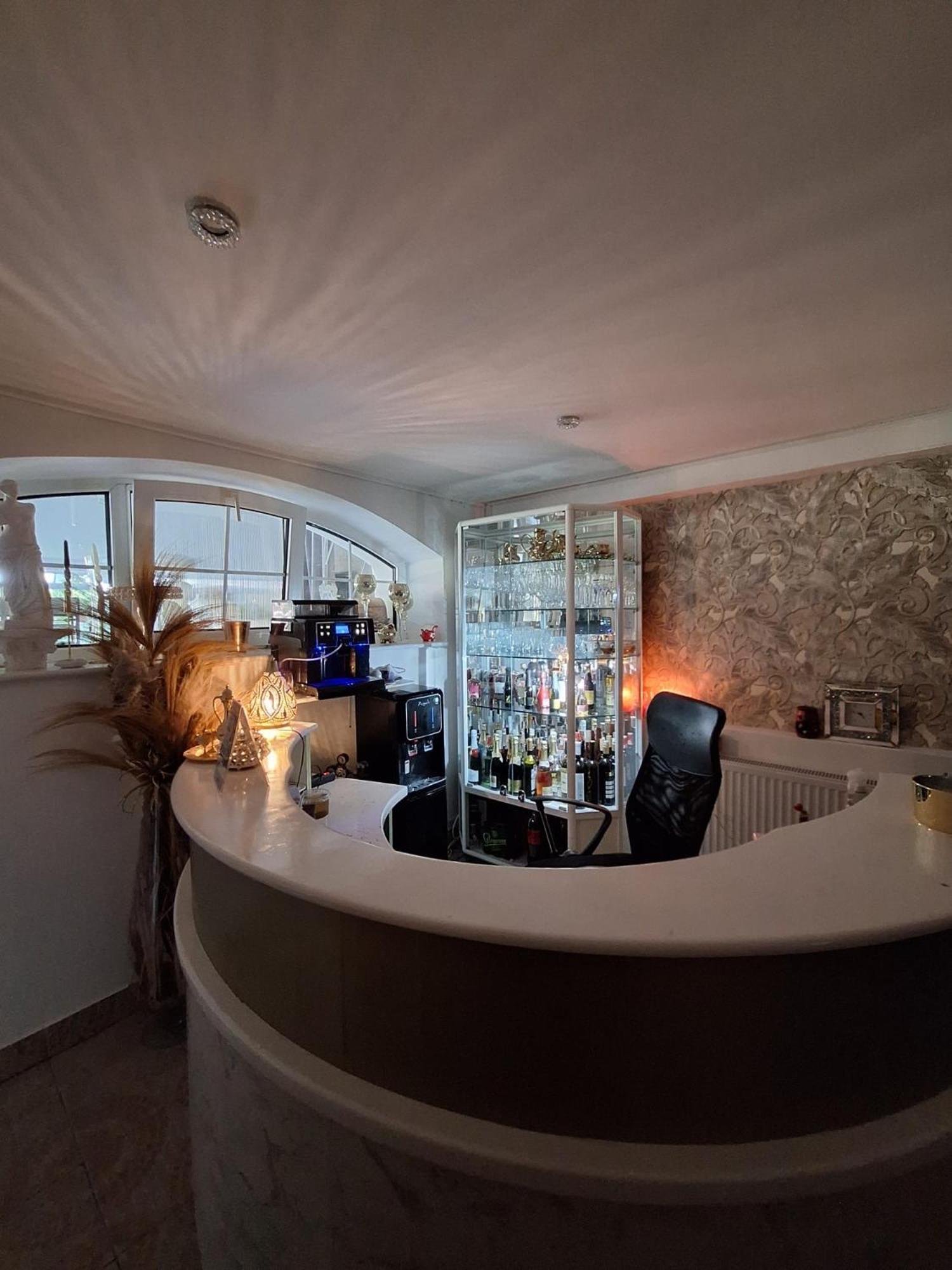 Meduza Wellness Spa S Ubytovanim Hlohovec Exteriér fotografie