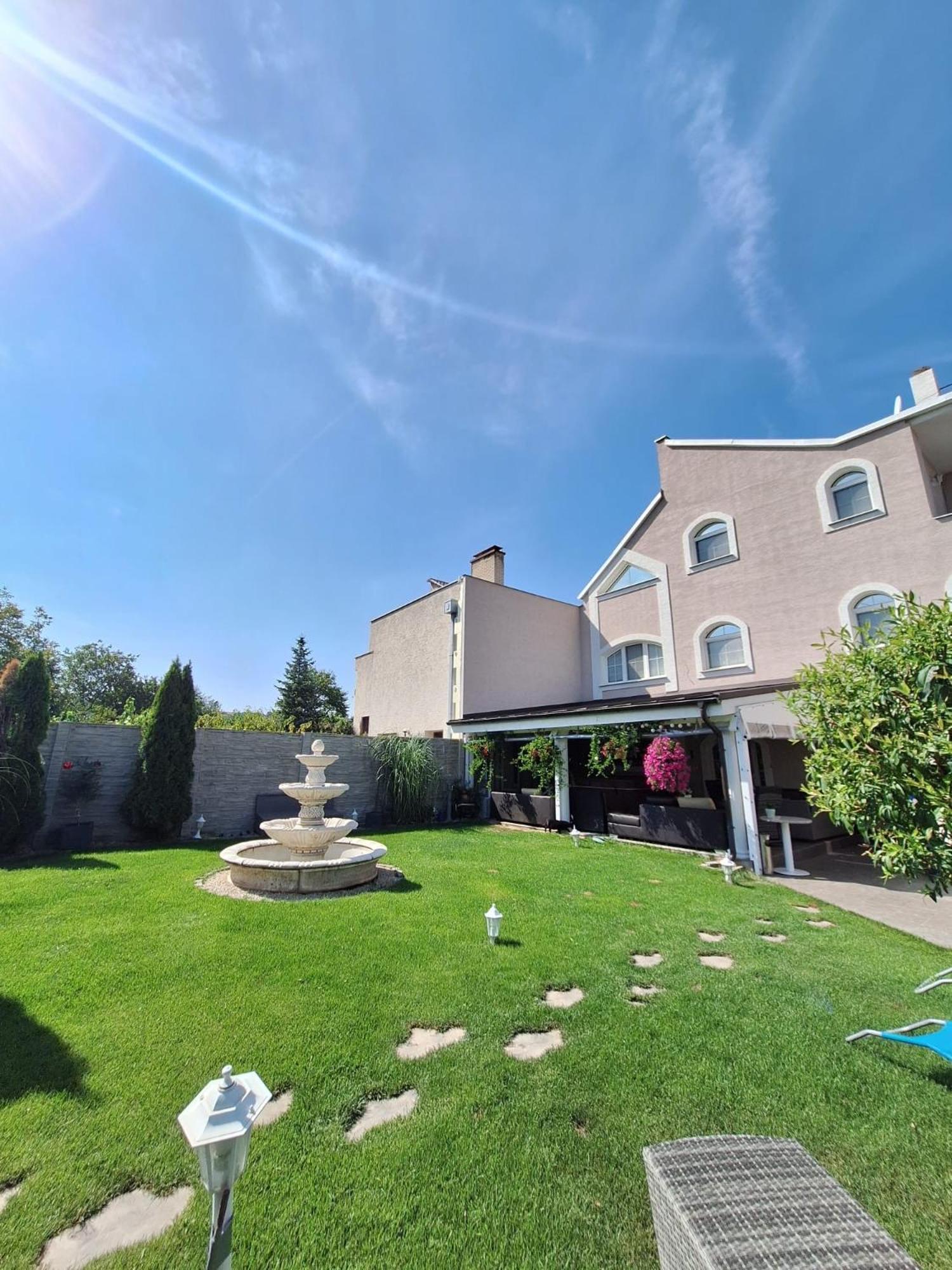 Meduza Wellness Spa S Ubytovanim Hlohovec Exteriér fotografie